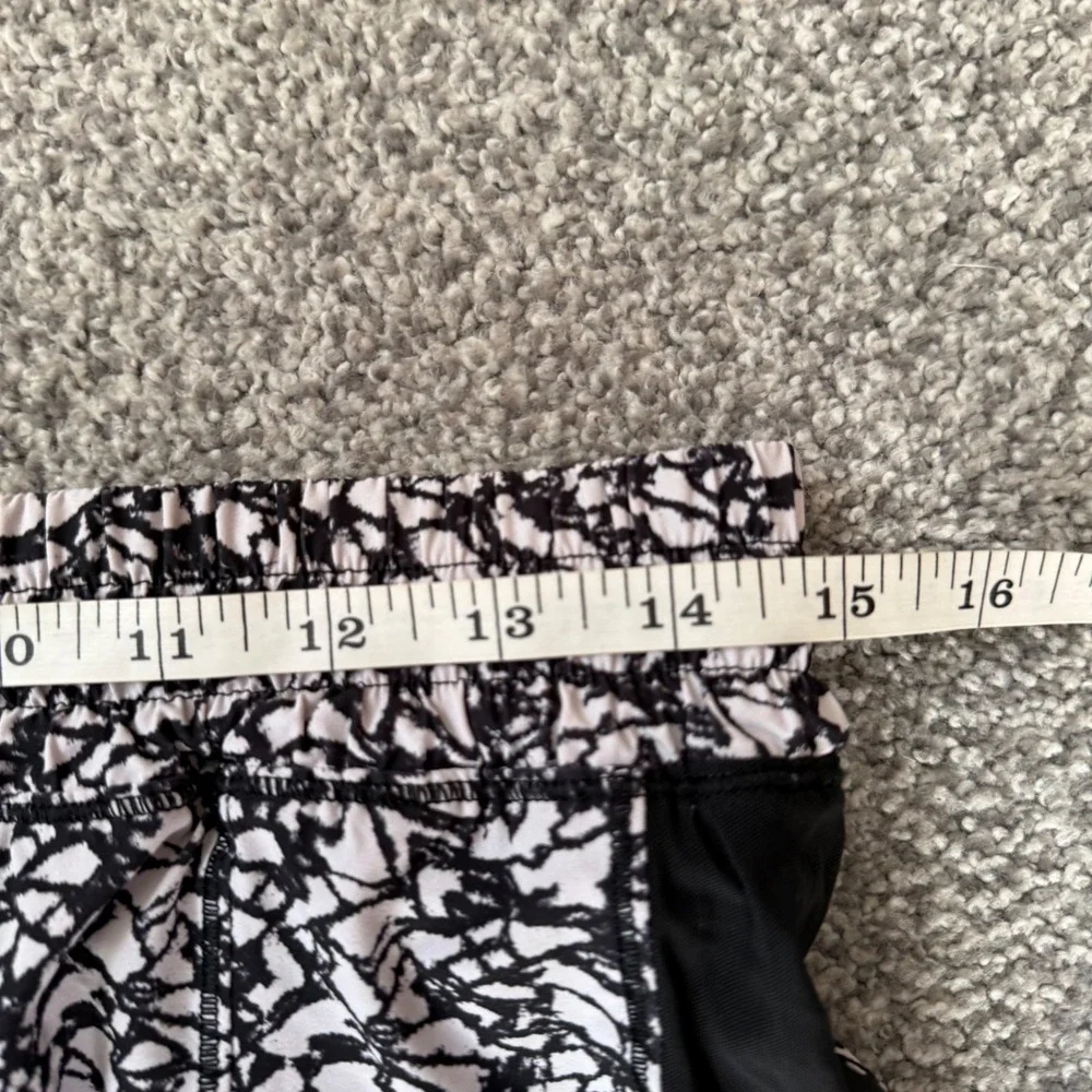Lululemon Work Out To Water Short Ice Breaker White Black / Black Size 6‎